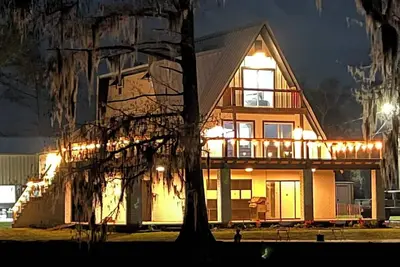 Image de 3 levels, 3 bed room spacious waterfront home is located in the Maurepas Swamp