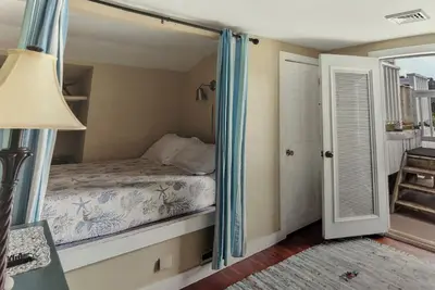 Image de Ocean view spacious 5-bedroom Cape Cod style house with roof deck, Ac, WiFi.