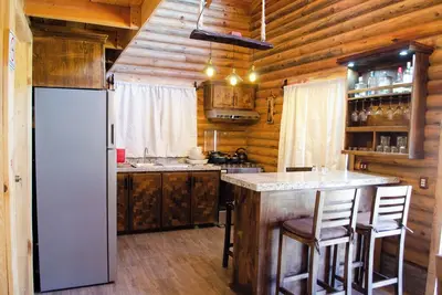 Image de Beautiful cabin for family stays or romantic dinners as a couple.