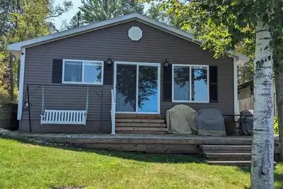 Image de Lakefront 2-bedroom 2 bath, Sandy Beach & Pontoon, Ac, wifi & newly renovated.