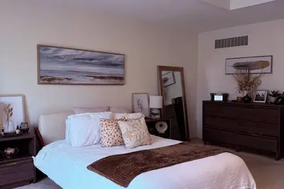 Image de Spacious Loft-Style Retreat | Private Room in Townhouse!