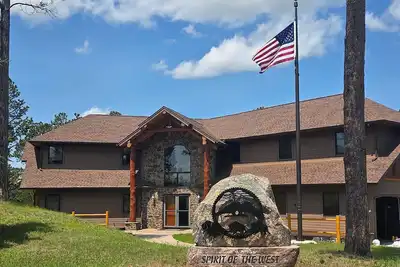 Image de Adventure-Black Hills Cabin-Hot Tub- loft -Garage