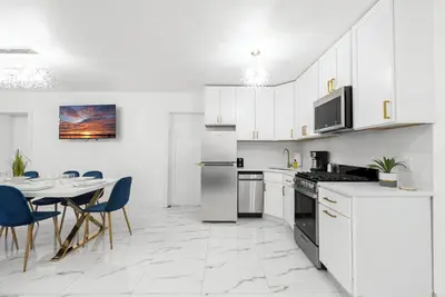 5 Bedroom, no steps, Huge outdoor space, by train!