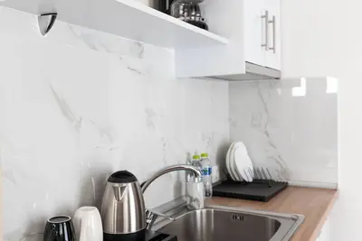 Image de Charming 1-Bedroom Apartment with Hotel Amenities in the Heart of the City!