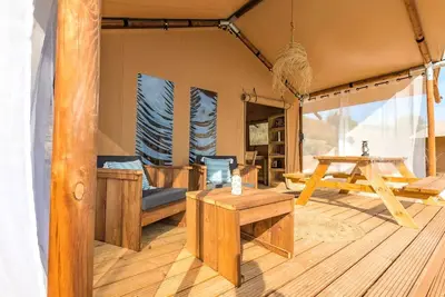 Image de Glamping Lodge Premium River 27m² - 2 chambres - Tv - clim - terrasse couverte - vue rivière - 4 personnes