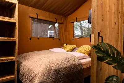 Image de Glamping Lodge Premium 34m² - 2 chambres - Tv - climatisation - terrasse couverte - 4 personnes