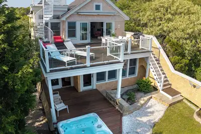 Image de Large beachfront home with panoramic views and A. C. and hot tub.