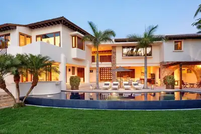 Image de Exquisite 4-Bed Villa with Ocean + Lake Views