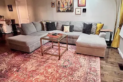 Image de Your charming 3-bedroom cottage retreat awaits! 10min to Iu Stadium!