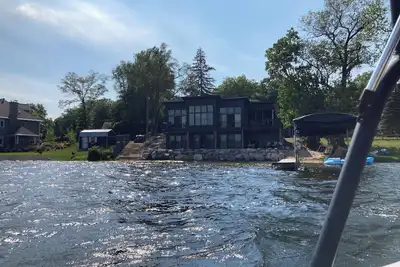 Image de Wall Lake Modern Home swimmable beach and paddle boat