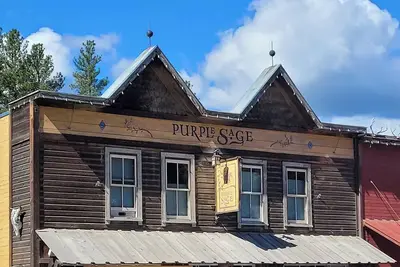 Charming Purple Sage 'Boardwalk' Apt located in downtown Winthrop, Wa!