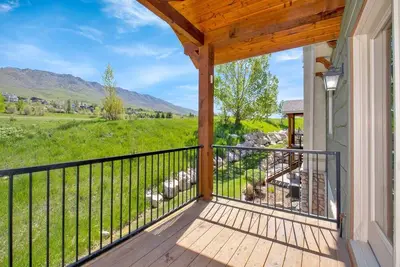 Image de Cascade Crest Retreat | Comfort Near It All