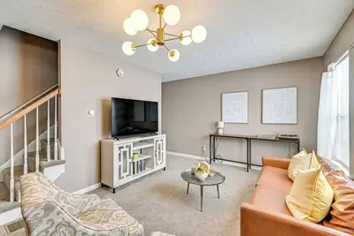 Image de 3 Mi to Kroger Field: Dtwn Home w/ Pool Table!