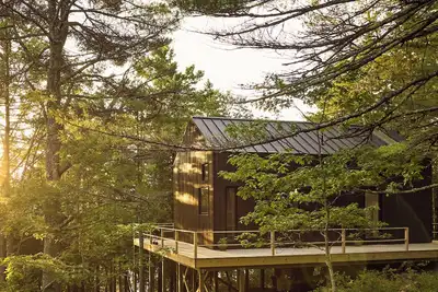 Moss House: A Modern Waterfront Cabin in the Woods
