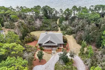 Image de Beckoning on Perdido Bay with Private beach by Prickett Properties