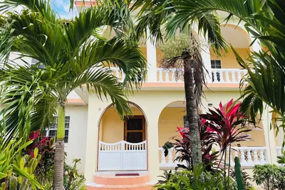 Image de Spacious 4-bedroom apartment in charming Lucea, Hanover. Walk to the beach!