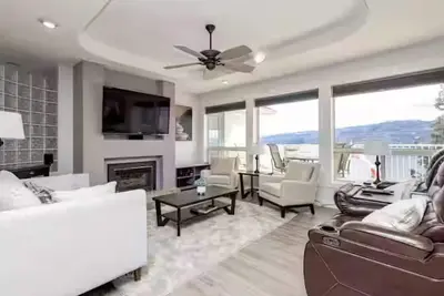 Image de Paradise by the Lake\n5 bedroom 3 Bath with stunning views of the Okanagan