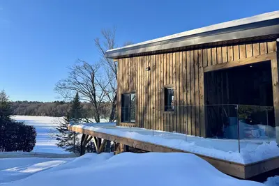 Image de Chalet Du Colonel Barron – Grand chalet neuf au bord de l’eau