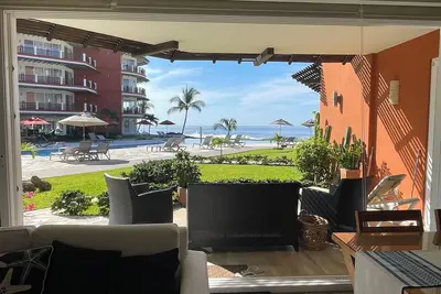 Image de Walk out to pool and ocean steps away.