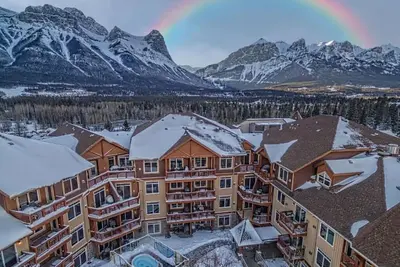 Image de Canmore 1br Suite | Full Kitchen + Fireplace