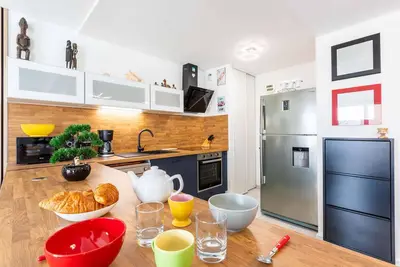 Image de Bel appartement de 2 chambres et salle de bain, situé dans une résidence sécurisée avec piscine.