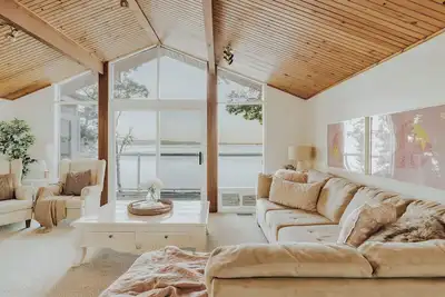 Image de Pink On The Lake | Fishing Cabin on Rice Lake