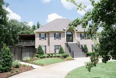 Image de Downtown Estate Property close to Southeastern