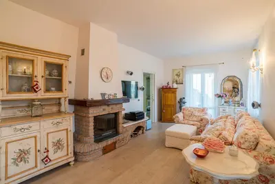Image de Charming 80 sqm apartment with independent entrance in a large residence surrounded by greenery (steps to access the structure). The accommodation is located on the ground floor of a villa and can host up to 4 people. It offers an enchanting view of the
