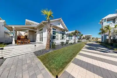 Image de Resort Style Pools, Boardwalk to the Beach, Restaurant on Site