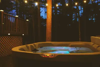 Image de Cozy Lake Placid Cabin - King, Hot Tub, Ice Barrel Bath, A/C, near Whiteface