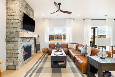 Image de Outdoor Dining, Fireplace, Gas Grill, and Modern Kitchen!