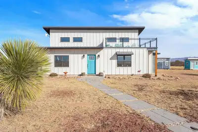 Image de Peaceful Off-Grid Getaway, Modern Comfort in the Desert