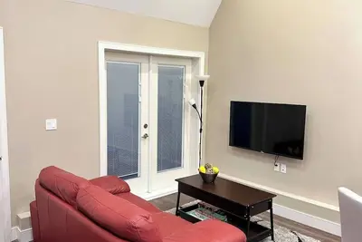 Image de Cozy 2 Bedroom House, in central Vancouver