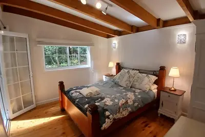 Image de Luxury Romantic Rainforest Home, waterfall area, firepit, fireplace. Kookaburras