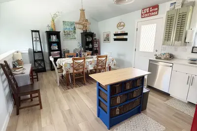 Image de Charming Beach-Themed Cottage Ski Resorts, Frightmares & Western Sports Park