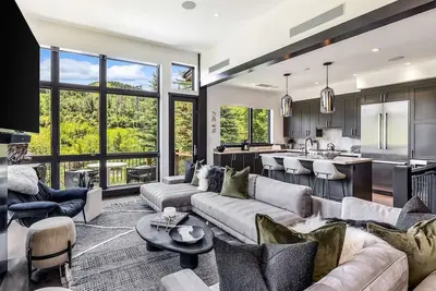 Image de 2 Homes 7 Beds Sleeps 20 Pool Hot Tub Walk to Ski