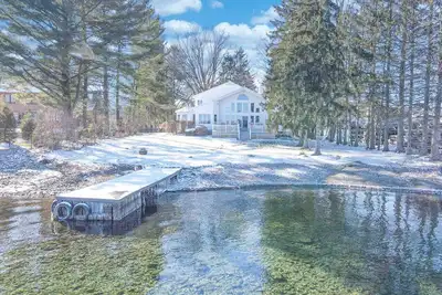 Image de Home on Skaneateles Lake with dock near Marina
