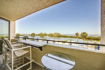 Image de Pool Access & Waterfront Balcony: Hudson Condo!