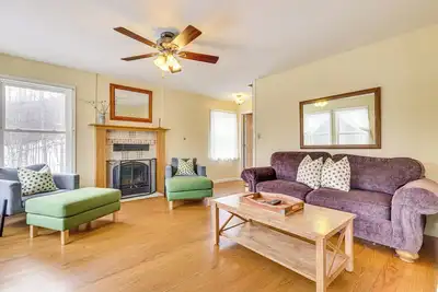 Image de Family Home w/ Game Room & Decks in Etlan!