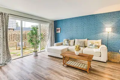 Image de 1 Mi to The Galleria: Houston Townhome w/ Patio!