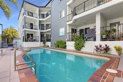 2-Bed Escape with Pool, Steps From Torquay Beach