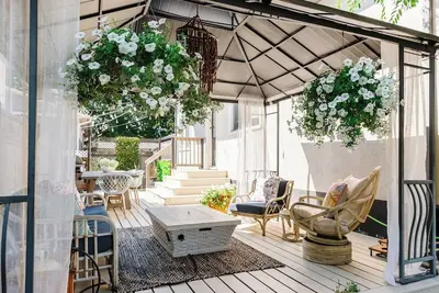 Image de Relaxed bungalow near downtown Kelowna with sauna, gym corner & a lush fenced yard. Walk to the lake, cafés & Abbott Street. 3 bedrooms, 2 baths, stocked kitchen, seasonal fire table & Bbq. Licensed for 6 guests.