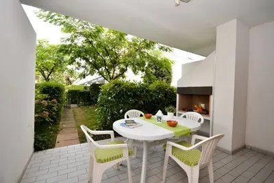 Image de Villa spacieuse avec un joli jardin