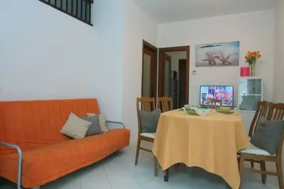 Image de Villa individuelle ensoleillée avec jardin clôturé