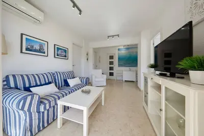 Image de Appartement de Luxe avec Balcon et Vue sur la Mer