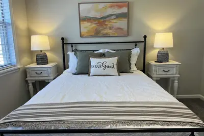 Image de Spacious 4Bed/2Bath:Newly Refurbished: 2 Floors w/2 Living Rooms: 15 Min to Golf