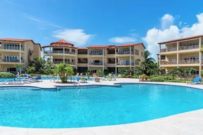 Image de Oceanview 2br Condo- Pools, Beach, Spacious Balcony- Residences at Barrier Reef