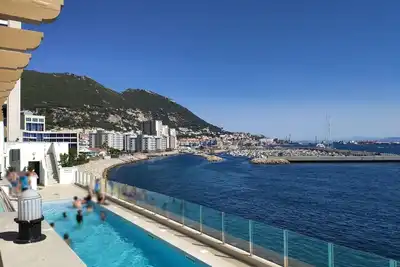 Image de Spacious 3-bedroom Seaside apartment with Pool, WiFi, A/C and Parking