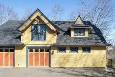 Image de Brookline Carriage House - Longwood - Fresh Eggs & Historic Charm!