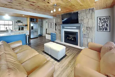 Image de New Era Peak |  Spacious Cabin with Hot Tub, Firepit Area + Grill